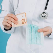Keturi gydytojai ir slaugytoja už kyšius iš pacientų nubausti 38 tūkst. eurų baudomis