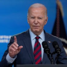 J. Bidenui sukanka 81-eri, tačiau po didinamuoju stiklu ir 77-erių D. Trumpas