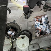 Sulaikyta rūkalų kontrabanda iš Baltarusijos: cigaretes slėpė įvairiausiose automobilio vietose