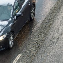 Eismo sąlygas Lietuvos keliuose sunkina sniegas, šlapdriba ir plikledis