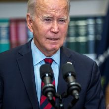 J. Bidenas rūpinasi, kad dėl chaoso JAV gali nukentėti pagalba Ukrainai