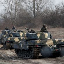 Šveicarijos vyriausybė leido parduoti tankus „Leopard 2“ Vokietijai, jei ši jų neperduos Ukrainai