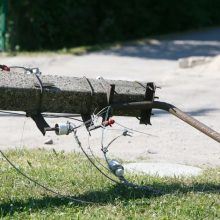 Kybartuose neblaivaus vairuotojo automobilis kliudė elektros stulpą – jį teko nupjauti
