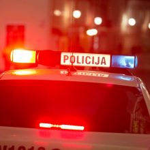 Kėdainių rajone automobilio vairuotojas atsitrenkė į pastato sieną: po smūgio – vyras pasišalino