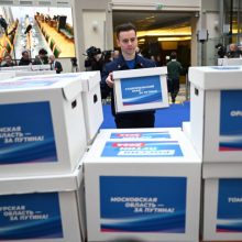 V. Putino kampanija pristatė dešimtis dėžių su peticijomis už jo dalyvavimą rinkimuose