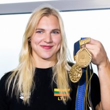 Iš taifūno gniaužtų – į gerbėjų glėbį: R. Meilutytė grįžo į Lietuvą