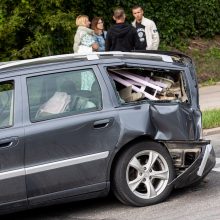 Vilniuje neblaivus vairuotojas trenkėsi į motociklą, bėgdamas apgadino dvi mašinas