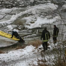 Gelbėjimo operacija Rokiškio rajone: ugniagesiai ištraukė tvenkinyje įlūžusį vyrą