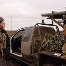 Žiniasklaida: Ukrainos kariams labai trūksta amunicijos, puolamosios operacijos atšauktos