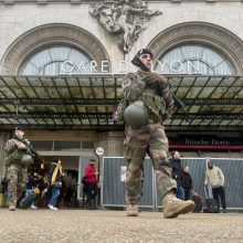 Paryžiaus geležinkelio stotyje peiliu sužaloti trys žmonės