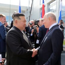 Kremlius: V. Putinas ir Kim Jong Unas vienas kitam padovanojo šautuvus