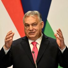 Vengrija sako pasiūliusi kompromisą dėl milijardų eurų pagalbos Ukrainai