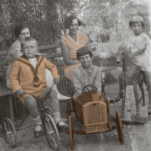 J. Tūbelienė su dukra Marija sode susitinka su pažįstamomis šeimomis. Apie 1928 m.