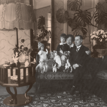 Tūbelių šeima nuomojamame bute, kurį puošė antikvariniai baldai ir kambarinės gėlės. Kaunas, 1929 m.