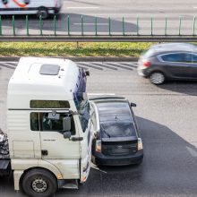 Eismą Vilniuje paralyžiavo dvi avarijos: susidūrė krovininiai ir lengvieji automobiliai