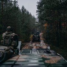 Kariuomenė praneša: po pasibaigusių pratybų Lietuvos keliais savaitgalį judės karinė technika