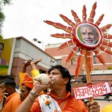 Indijoje baigiant skaičiuoti rinkėjų balsus, N. Modi tikisi triumfo