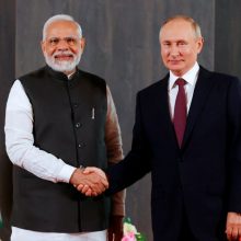 Indijos premjeras pasveikino V. Putiną su pergale rinkimuose ir pažadėjo stiprinti ryšius