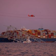Tragedija JAV: didelis laivas sugriovė tiltą, vandenyje galėjo atsidurti iki 20 žmonių