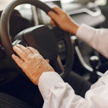 Pareigūnams įkliuvo 103 metų senolė: pateikė nebegaliojantį vairuotojo pažymėjimą