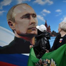 Rinkimų apylinkėse Rusijoje sulaikyti vandalai: padegė balsadėžes, pylė dažus