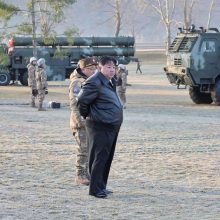 Kim Jong Unas prižiūrėjo reaktyvinės artilerijos pratybas