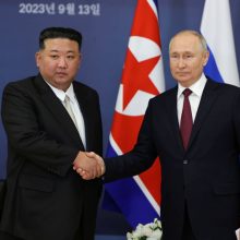 Gyvūnų diplomatija: V. Putinas į Šiaurės Korėją pažadėjo išsiųsti gyvates ir erelius