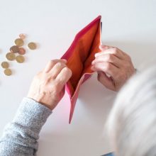 Nepažįstama moteris Šiauliuose iš pensininkės išviliojo didelę sumą pinigų
