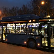 Klaipėdoje kursuoja „Kalėdiniai autobusai“: išpuošė švytinčiomis girliandomis