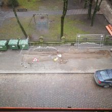 Naujas šaligatvis Klaipėdoje virto griuvėsiais: vėl išrausė griovį