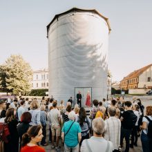 Erdvė: savus metafizinio cirko pasirodymus B. Gibé pristato Steigiamojo Seimo aikštėje pastatytame „Silo“ bokšte.