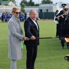 Ceremonija: sportinę ugnį aukure įžiebė Kauno rajono meras V.Makūnas ir Karmėlavos Balio Buračo gimnazijos direktorė Rima Kuktienė.