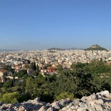 Panorama: žodis „akropolis“ reiškia „aukščiausią tašką“, tačiau aukščiau už Atėnų akropolį <span style=color:red;>(156 m)</span> iškilusi Likavito kalva <span style=color:red;>(277 m)</span>.