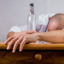 Opi priklausomybių tema Lietuvoje: kaip keisti žodžius „alkoholikas“ ar „narkomanas“?