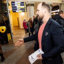 Vilniaus oro uoste aktoriai emigrantus kvietė į filmą ir tapti reemigrantais