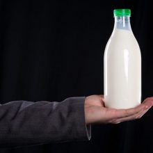 Pieno supirkimo kaina sausį toliau mažėjo