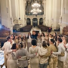 L. Adomaitis su Vilniaus Šv. Jonų bažnyčios gospelo choru pristato dainą