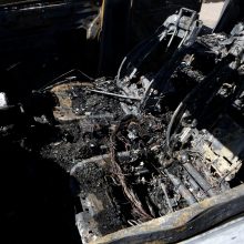 Apie gaisrą autoservise pranešė juodų dūmų stulpas: nelaimę prišaukė automobilio gedimas