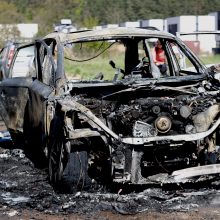 Apie gaisrą autoservise pranešė juodų dūmų stulpas: nelaimę prišaukė automobilio gedimas