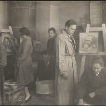 Kūryba: akimirka tapybos studijoje, 1929 m. Iš dešinės antras – Zenonas Kolba <span style=color:red;>(tupi)</span>, trečias – Juozas Mikėnas, ketvirtas – Boleslovas Matuzevičius <span style=color:red;>(stovi)</span>. Iš kairės pirma – Adolfina Navickaitė.