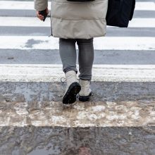 Panevėžyje teisės vairuoti neturintis vyras pėsčiųjų perėjoje partrenkė moterį