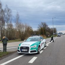 Kaune – girto mopedo vairuotojo gaudynės: šešiolikmetis prisidarė rimtų problemų