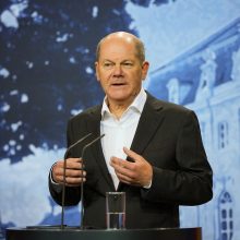 O. Scholzas: turime būti labai, labai atsargūs