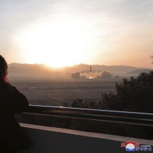 Kim Jong Unas su dukra stebėjo tarpžemyninės balistinės raketos bandomąjį paleidimą
