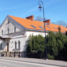Šiaurės svirnas Raudondvaryje puikuojasi nauju stogu