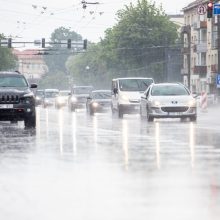 Kauną skalavo liūtis ir kruša: gatvės buvo sunkiai pravažiuojamos, laiptai virto kriokliu