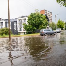 Kauną skalavo liūtis ir kruša: gatvės buvo sunkiai pravažiuojamos, laiptai virto kriokliu