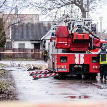 Kaunas ūžia: smarkus vėjas nunešė namo stogą, išvartė medžius