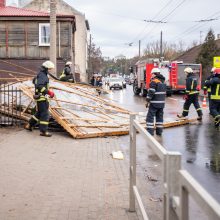 Kaunas ūžia: smarkus vėjas nunešė namo stogą, išvartė medžius