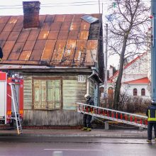 Kaunas ūžia: smarkus vėjas nunešė namo stogą, išvartė medžius